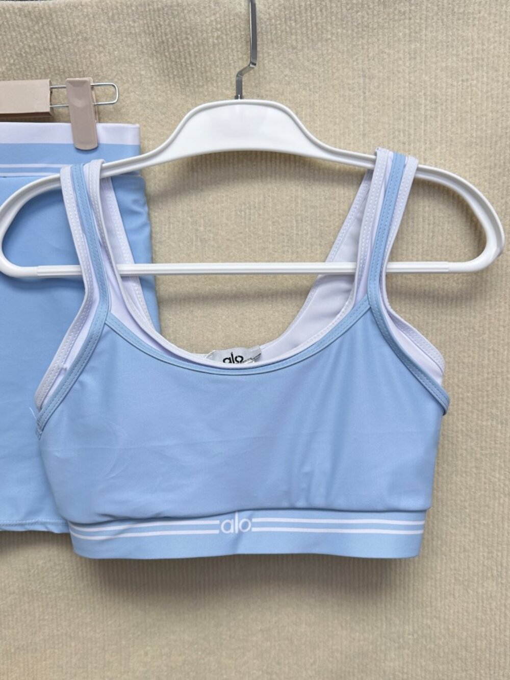 Alo Yoga solid color sports bra with logo + sports skirt, size S - Picture 3 of 4